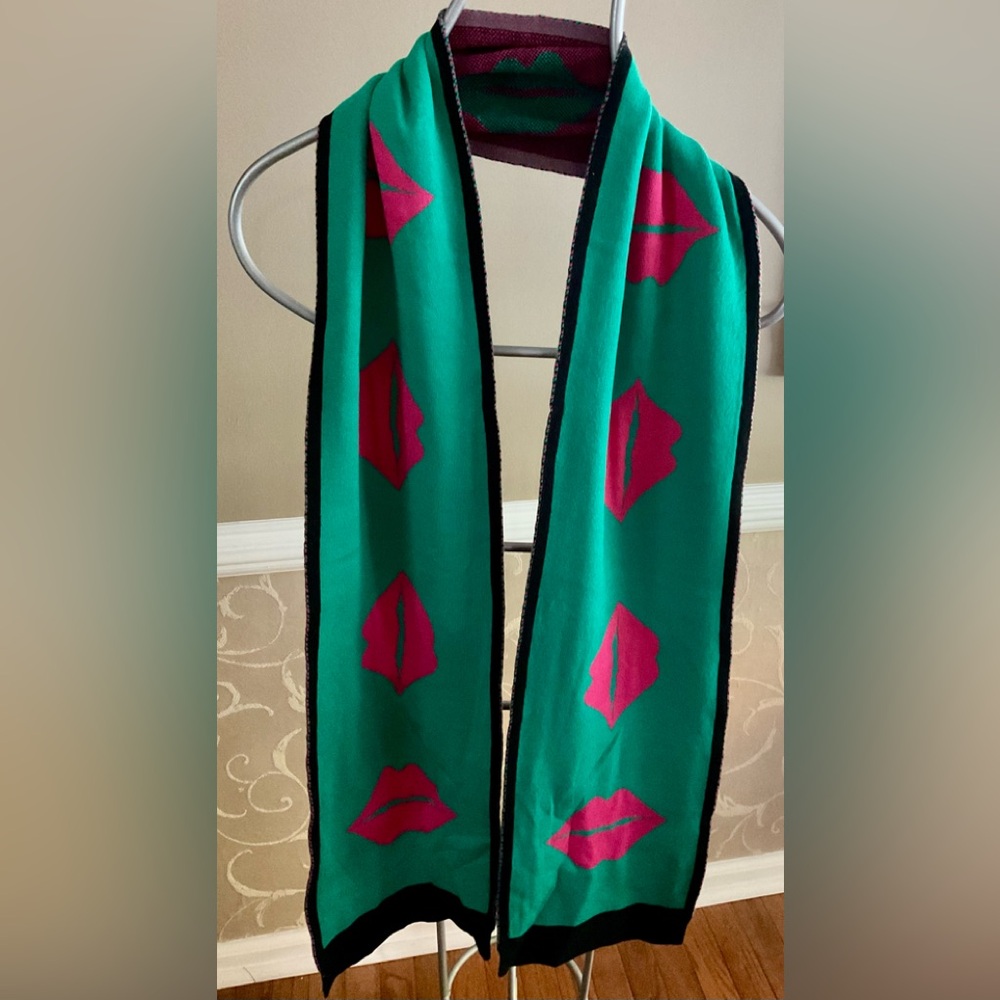 Lip scarf